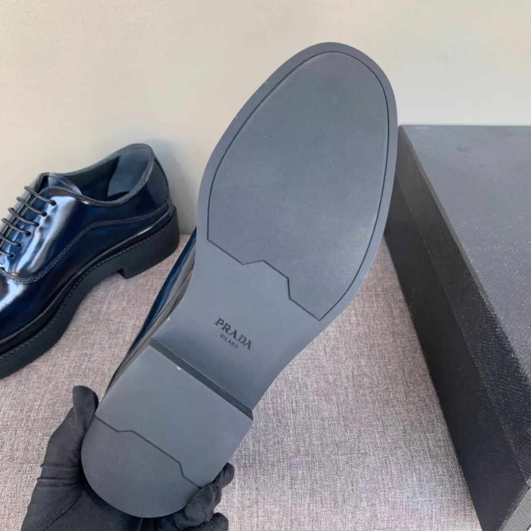 Men's shoes 💰860 💰Best recommendation✨PRADA Prada's top purchasing quality Imported color-brushed edge beads on the uppers Carved toe design Cowhide lining Private molded TPU outsole Non-slip, wear-resistant and elastic Fashionable and versatile Blue 39-44 in stock (38, 45 customized for replacement, return and exchange)